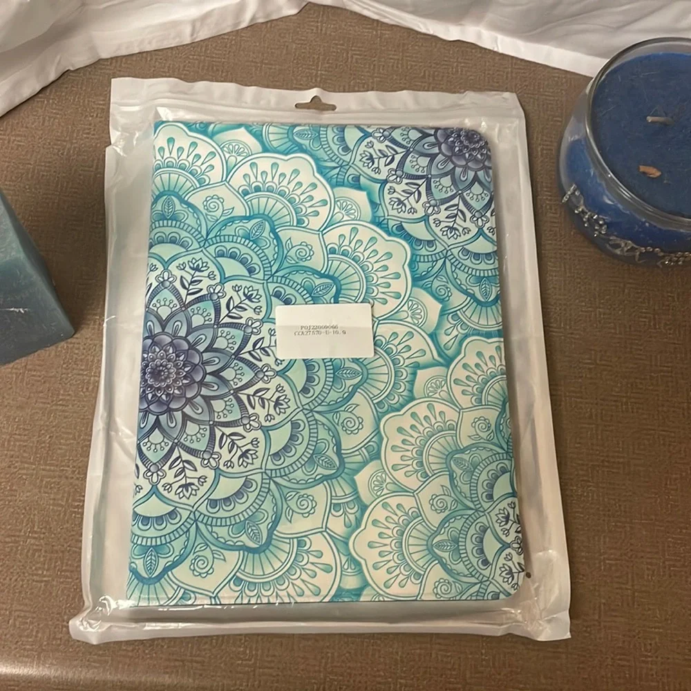 NWT Apple iPad cover, 5th generation 2020-2022. Never been used. Fits 10.9 inch.